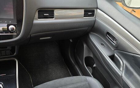 Mitsubishi Outlander III рестайлинг 3, 2021 год, 3 200 000 рублей, 15 фотография