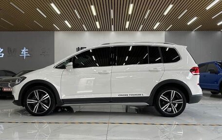 Volkswagen Touran III, 2021 год, 1 793 000 рублей, 3 фотография
