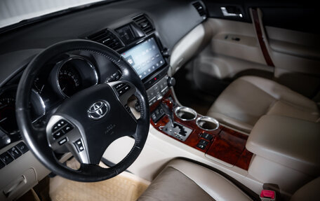 Toyota Highlander III, 2012 год, 1 980 000 рублей, 12 фотография