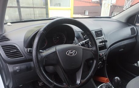 Hyundai Solaris II рестайлинг, 2013 год, 630 000 рублей, 4 фотография
