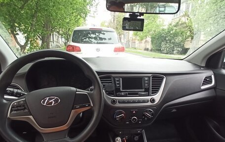 Hyundai Solaris II рестайлинг, 2017 год, 1 300 000 рублей, 3 фотография