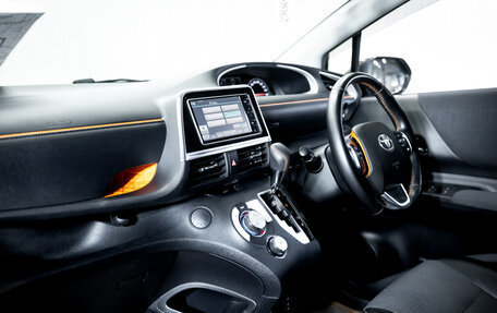 Toyota Sienta II, 2018 год, 1 590 000 рублей, 17 фотография