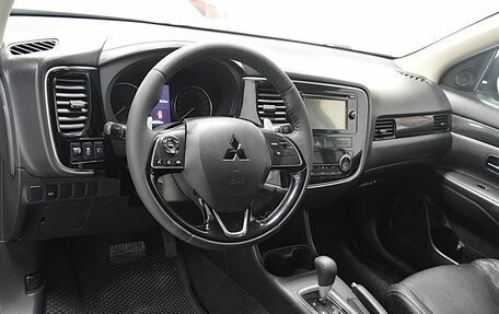 Mitsubishi Outlander III рестайлинг 3, 2016 год, 1 599 000 рублей, 8 фотография