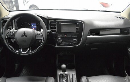 Mitsubishi Outlander III рестайлинг 3, 2016 год, 1 599 000 рублей, 9 фотография