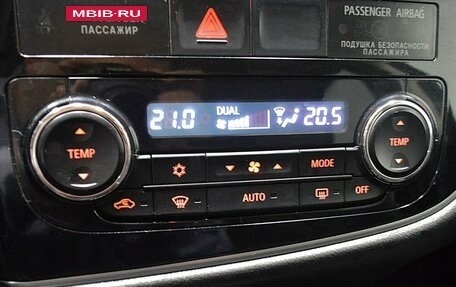 Mitsubishi Outlander III рестайлинг 3, 2016 год, 1 599 000 рублей, 13 фотография