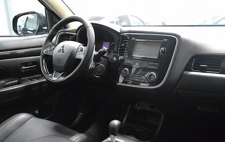 Mitsubishi Outlander III рестайлинг 3, 2016 год, 1 599 000 рублей, 23 фотография