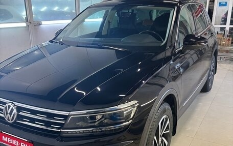 Volkswagen Tiguan II, 2018 год, 2 890 000 рублей, 3 фотография