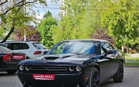 Dodge Challenger III рестайлинг 2, 2020 год, 6 500 000 рублей, 2 фотография