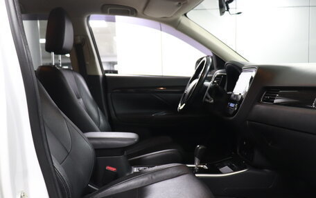 Mitsubishi Outlander III рестайлинг 3, 2018 год, 1 988 000 рублей, 7 фотография