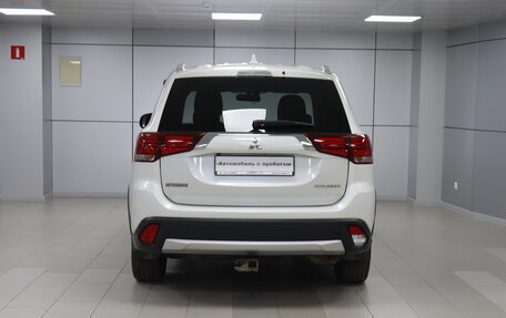 Mitsubishi Outlander III рестайлинг 3, 2018 год, 1 988 000 рублей, 4 фотография