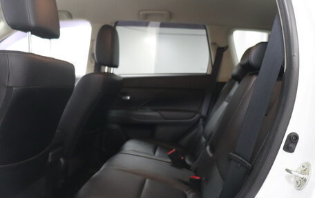 Mitsubishi Outlander III рестайлинг 3, 2018 год, 1 988 000 рублей, 10 фотография
