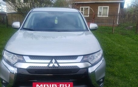 Mitsubishi Outlander III рестайлинг 3, 2019 год, 2 480 000 рублей, 2 фотография