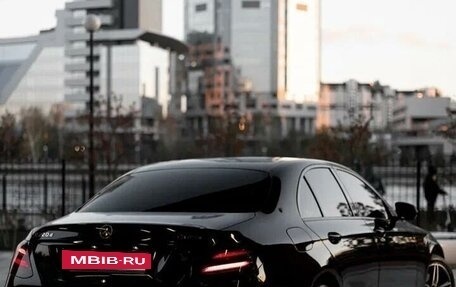 Mercedes-Benz E-Класс, 2020 год, 3 500 000 рублей, 27 фотография