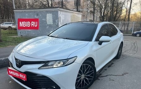 Toyota Camry, 2019 год, 2 100 000 рублей, 3 фотография
