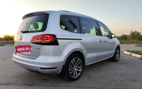 Volkswagen Sharan II, 2018 год, 2 350 000 рублей, 2 фотография