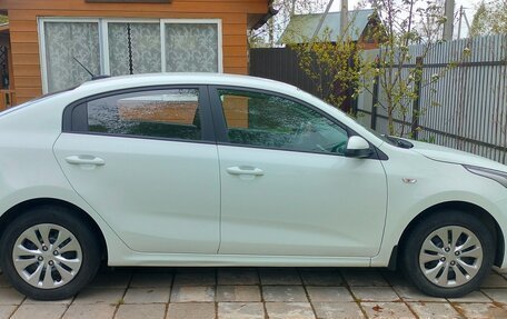 KIA Rio IV, 2018 год, 1 550 000 рублей, 3 фотография