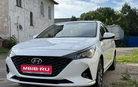 Hyundai Solaris II рестайлинг, 2022 год, 2 000 000 рублей, 1 фотография