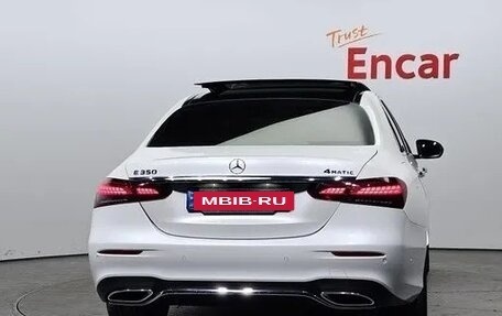 Mercedes-Benz E-Класс, 2022 год, 3 179 000 рублей, 3 фотография