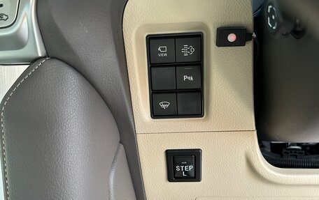 Toyota Land Cruiser Prado 150 рестайлинг 2, 2017 год, 4 900 000 рублей, 32 фотография