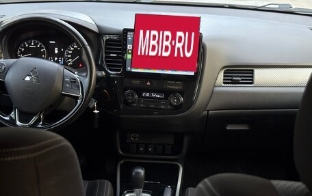 Mitsubishi Outlander III рестайлинг 3, 2018 год, 1 699 000 рублей, 10 фотография