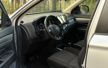 Mitsubishi Outlander III рестайлинг 3, 2018 год, 1 699 000 рублей, 24 фотография