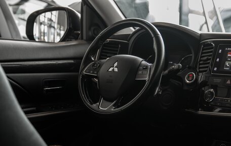 Mitsubishi Outlander III рестайлинг 3, 2018 год, 1 655 000 рублей, 13 фотография