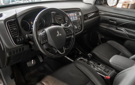 Mitsubishi Outlander III рестайлинг 3, 2018 год, 1 655 000 рублей, 10 фотография