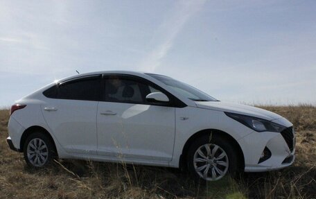Hyundai Solaris II рестайлинг, 2021 год, 1 650 000 рублей, 5 фотография