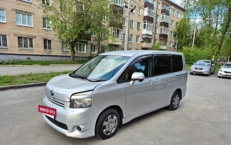 Toyota Voxy II, 2007 год, 1 250 000 рублей, 13 фотография