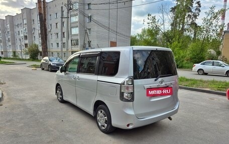 Toyota Voxy II, 2007 год, 1 250 000 рублей, 16 фотография