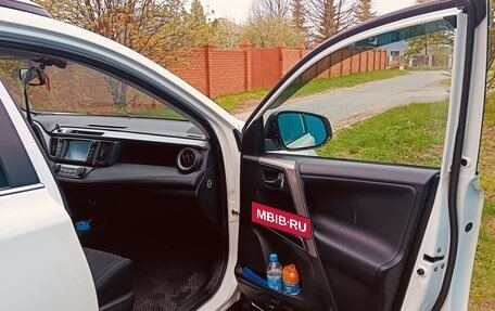 Toyota RAV4, 2017 год, 3 000 000 рублей, 5 фотография