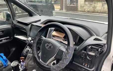 Toyota Voxy III, 2018 год, 2 300 000 рублей, 6 фотография