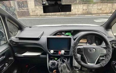 Toyota Voxy III, 2018 год, 2 300 000 рублей, 5 фотография