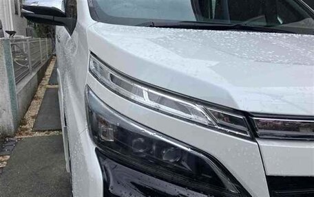 Toyota Voxy III, 2018 год, 2 300 000 рублей, 3 фотография