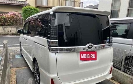 Toyota Voxy III, 2018 год, 2 300 000 рублей, 4 фотография