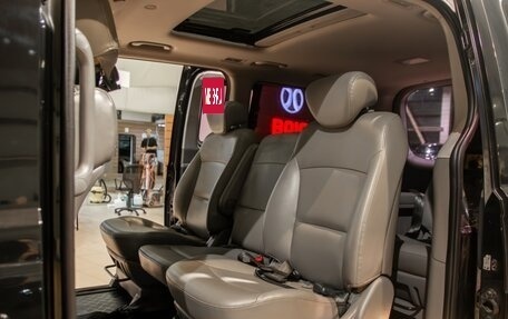 Hyundai Grand Starex Grand Starex I рестайлинг 2, 2014 год, 1 995 000 рублей, 17 фотография