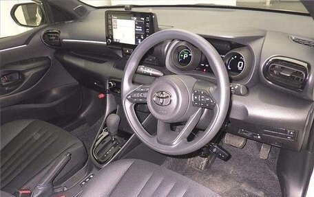 Toyota Yaris, 2021 год, 1 240 000 рублей, 7 фотография