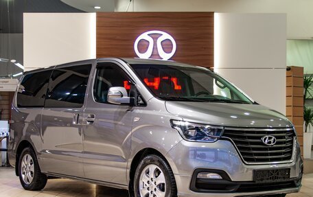 Hyundai Grand Starex Grand Starex I рестайлинг 2, 2018 год, 3 095 000 рублей, 3 фотография