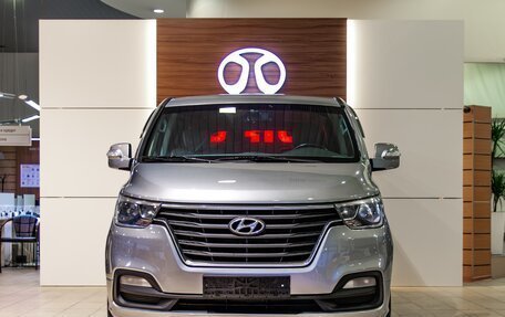 Hyundai Grand Starex Grand Starex I рестайлинг 2, 2018 год, 3 095 000 рублей, 2 фотография