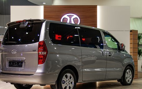 Hyundai Grand Starex Grand Starex I рестайлинг 2, 2018 год, 3 095 000 рублей, 6 фотография