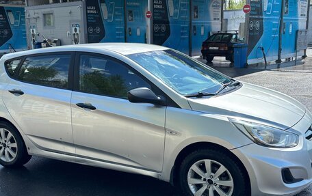 Hyundai Solaris II рестайлинг, 2011 год, 780 000 рублей, 2 фотография