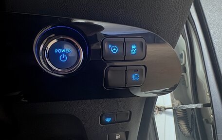 Toyota Prius IV XW50, 2018 год, 1 999 999 рублей, 18 фотография