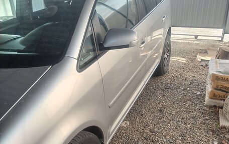 Volkswagen Touran III, 2003 год, 560 000 рублей, 4 фотография