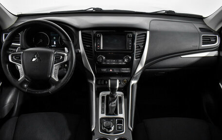 Mitsubishi Pajero Sport III рестайлинг, 2018 год, 2 649 000 рублей, 15 фотография