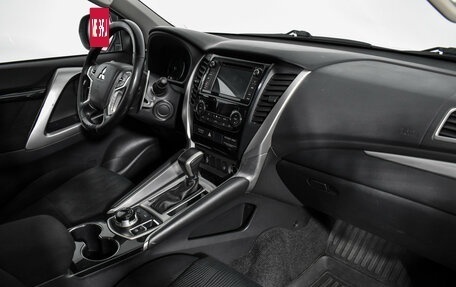 Mitsubishi Pajero Sport III рестайлинг, 2018 год, 2 649 000 рублей, 17 фотография