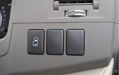 Toyota ISis I, 2012 год, 1 000 000 рублей, 19 фотография