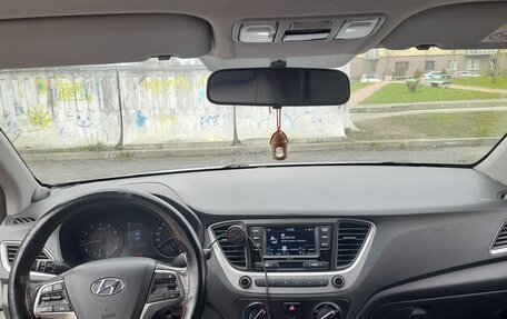 Hyundai Solaris II рестайлинг, 2018 год, 850 000 рублей, 3 фотография