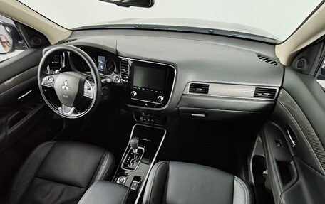 Mitsubishi Outlander III рестайлинг 3, 2021 год, 2 850 000 рублей, 11 фотография
