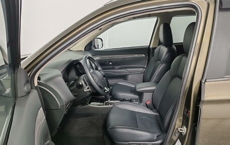 Mitsubishi Outlander III рестайлинг 3, 2021 год, 2 850 000 рублей, 16 фотография