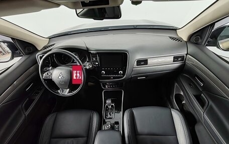Mitsubishi Outlander III рестайлинг 3, 2021 год, 2 850 000 рублей, 14 фотография